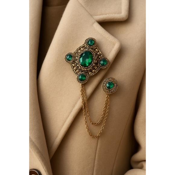 The Unbranded Brand Jewelry - Baroque Vintage-Style Brooch for Women, Green Imitation Crystal & Chain Corsage